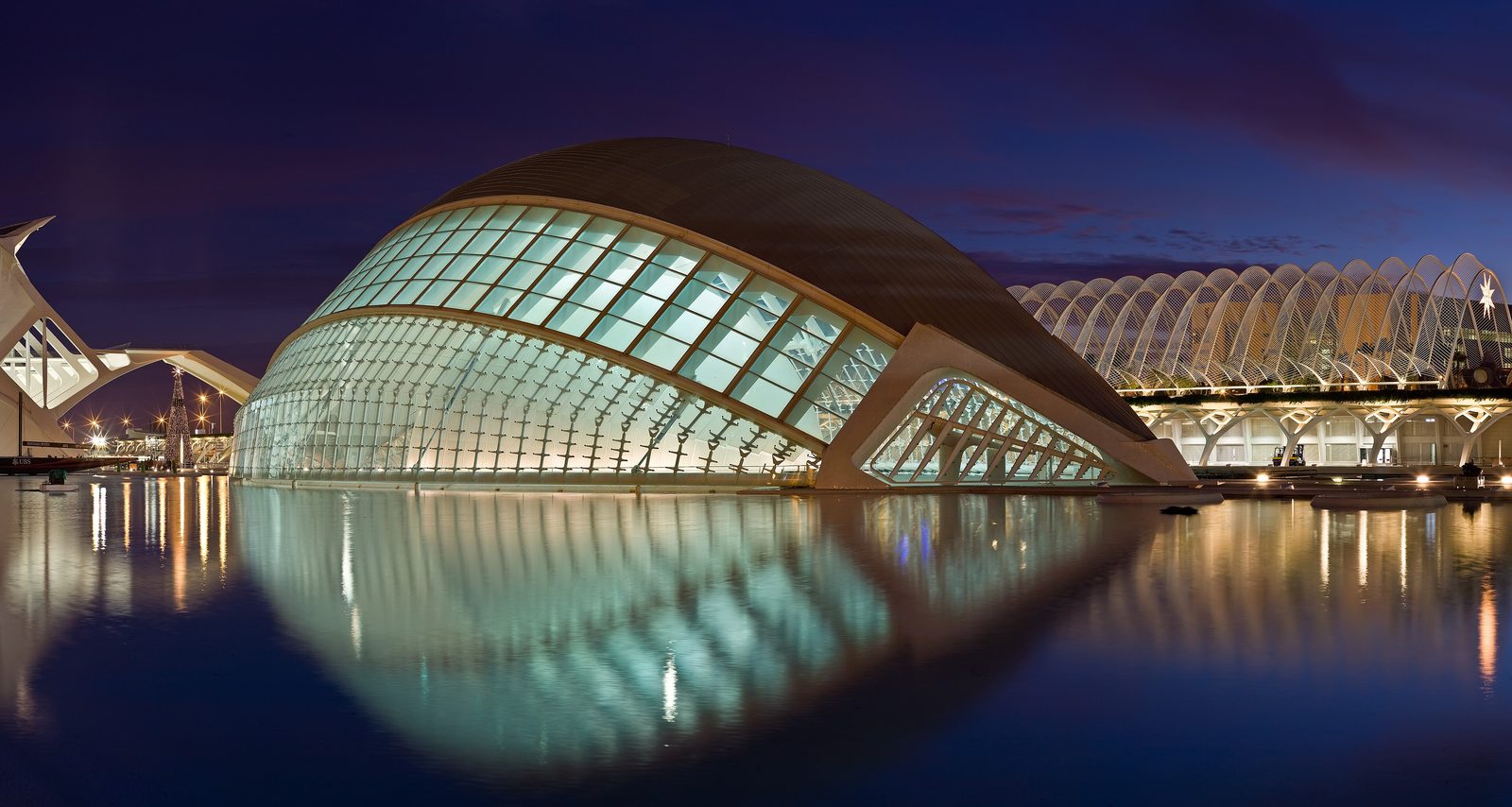 La Ciudad de las Artes y las Ciencias de Valencia reflejada en el agua
